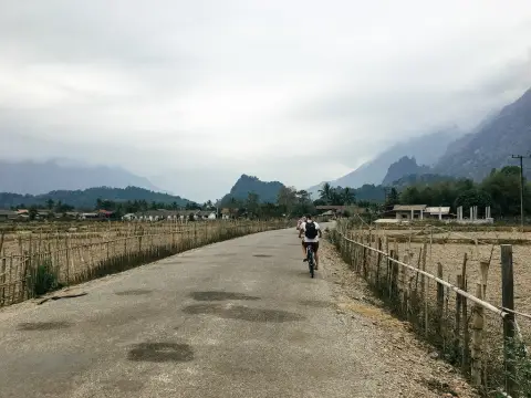 ປັ່ນລົດຖີບທ່ຽວເມືອງວັງວຽງ, ທ່ຽວຊົມໝູ່ບ້ານຊົນເຜົ່າ, ຖ້ຳ ແລະ ບລູລາກູນ