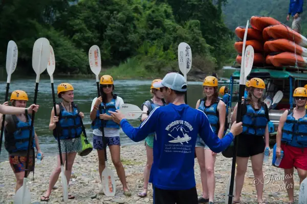 全天皮划艇 > 天使洞穴 > 在潭楼洞穴内橡皮艇 > 午餐 > 滑索 > 皮划艇 > 蓝色泻湖1