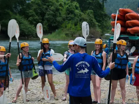 พายเรือคายัคเต็มวัน > ถ้ำนางฟ้า > ล่องห่วงยางภายในถ้ำนอน > อาหารกลางวัน > โหนสลิง > พายเรือคายัค > บลูลากูน 1