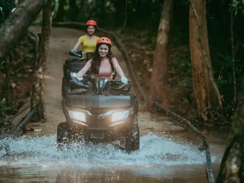 在水上公园区域驾驶ATV摩托车