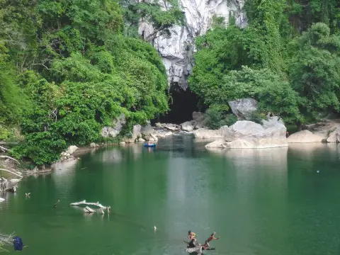 ໄປຄົ້ນຫາຖ້ຳກອງລໍກັບກລີນດິສໂຄເວີລີ