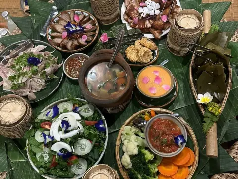 Taste & Create: Market Tour, Lao Cooking Class & Whiskey Village