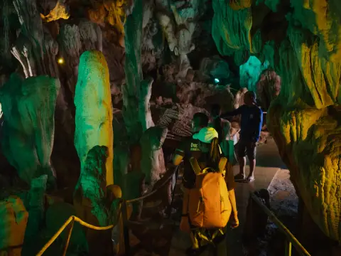 พายเรือคายัคเต็มวัน > ถ้ำนางฟ้า > ล่องห่วงยางในถ้ำนอน & อาหารกลางวัน