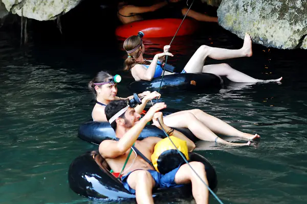 ສຳຫຼວດວັງວຽງ 1 ວັນກັບ 4 ຖ້ຳ, 2 ໝູ່ບ້ານ ແລະ ພາຍເຮືອກາຍັກ