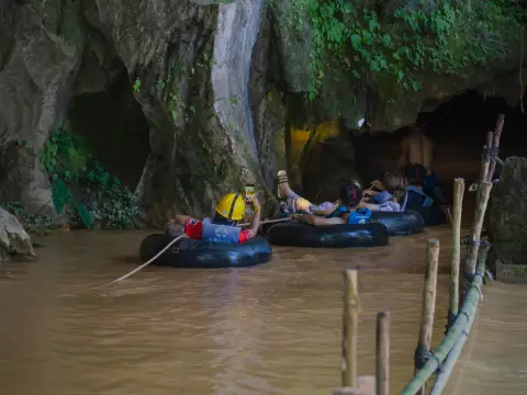 พายเรือคายัคและเที่ยวถ้ำ 2 แห่งครึ่งวันในวังเวียง