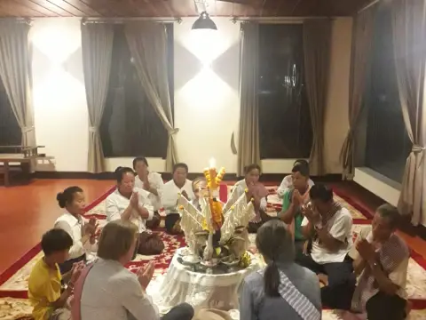 พิธีบาสีที่ชั้นเรียนทำอาหารท้องถิ่น