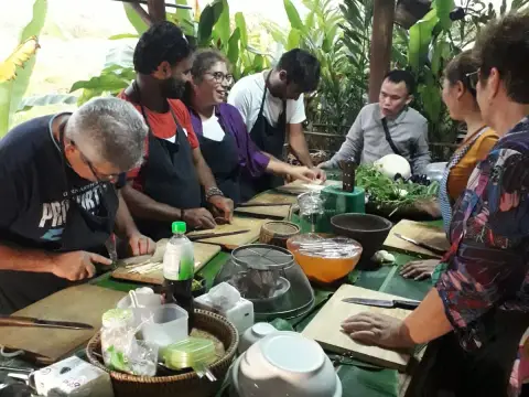 การทำอาหารของครอบครัวชาวลาวและนำไปถวายที่วัด