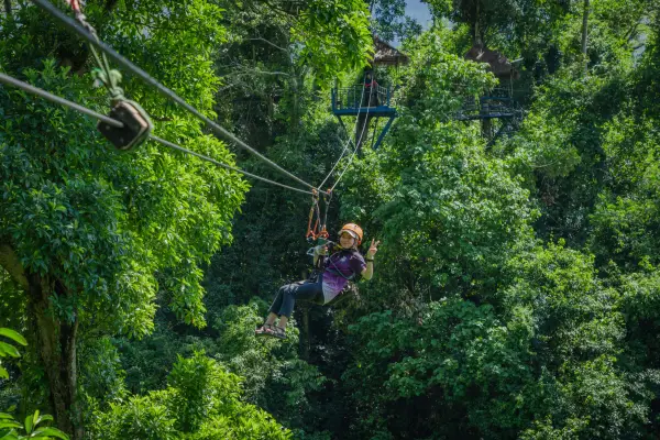 在万荣市体验半日皮划艇和滑索